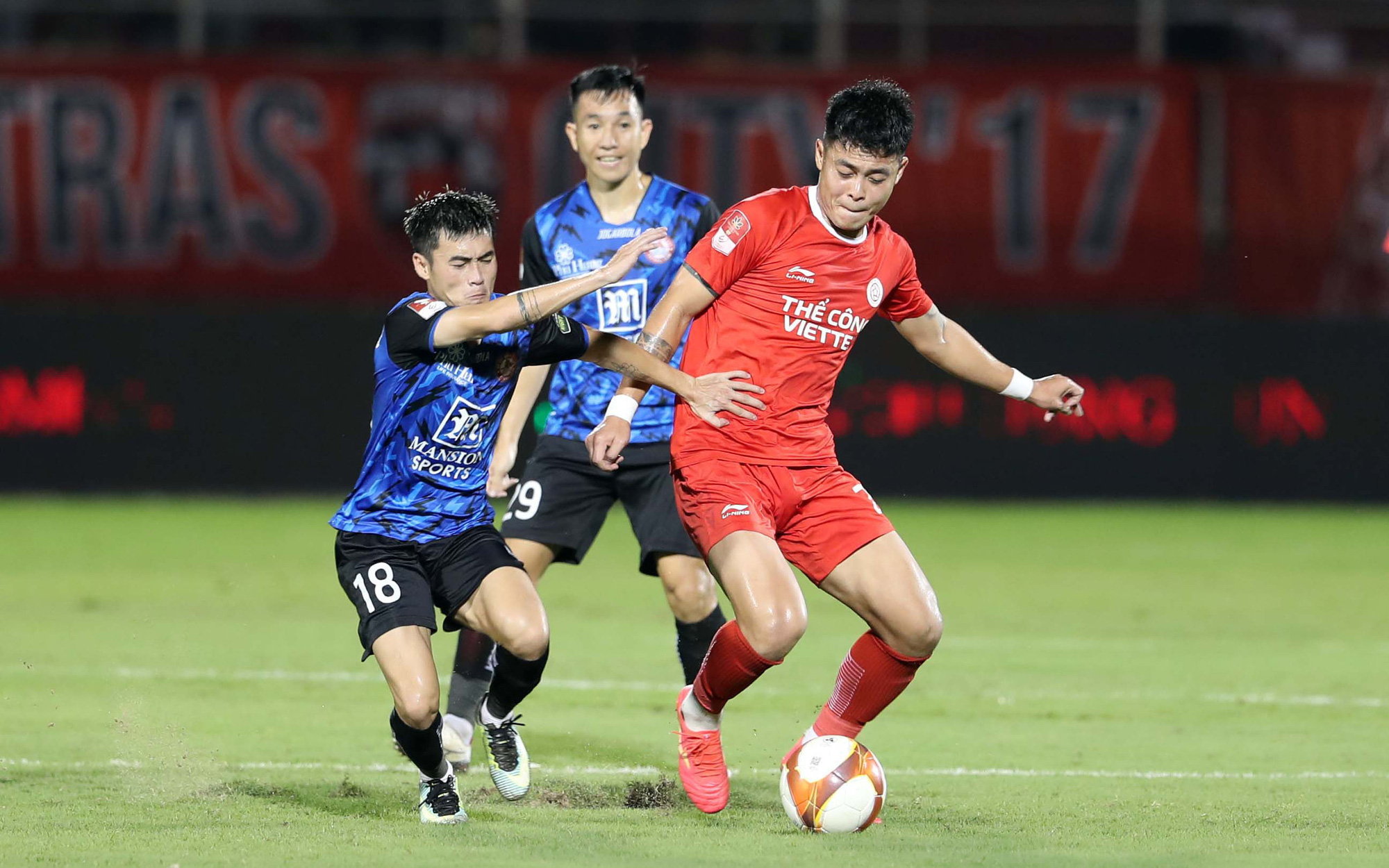 Lịch trực tiếp vòng 6 V-League 2023-2024: Bình Dương đấu Nam Định, Thể Công - Viettel gặp Hà Nội- Ảnh 2. V-League 2023-2024: Bóng đá thời khó khăn