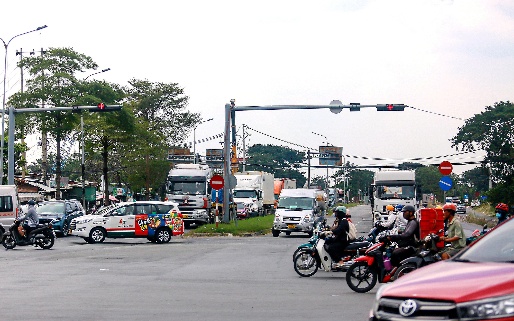 Đón Tết, phố phường thêm nghẹt xe- Ảnh 3. Tránh kẹt xe cuối năm ở các công trình trọng điểm