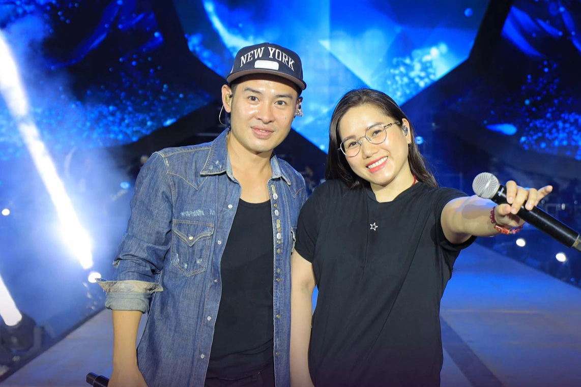 覆面歌手のコンサート前のトレーニング中のダディ・ベアとリトル・ブラウン - 写真: BTC