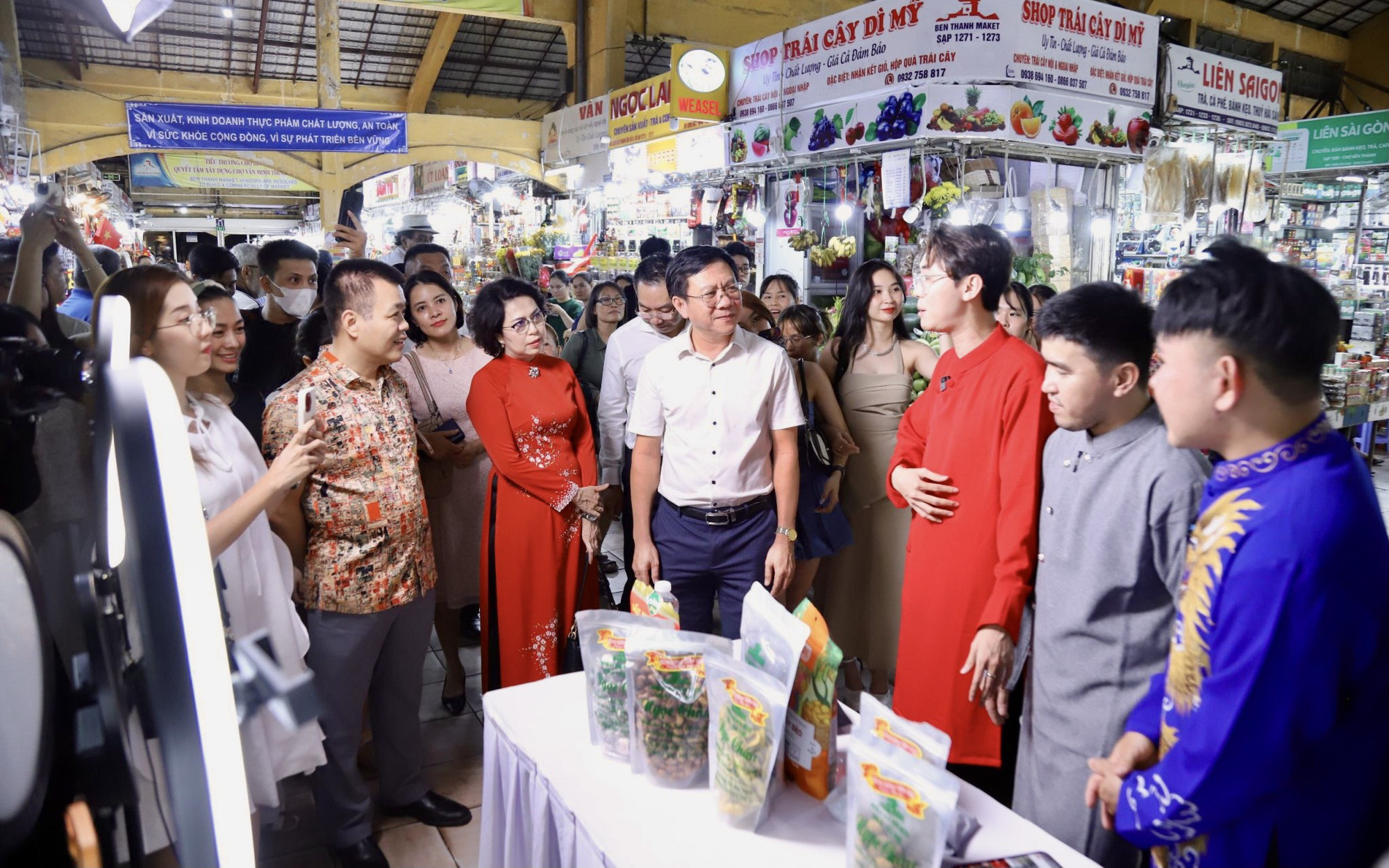 Hơn 150 triệu lượt xem tiểu thương chợ Bến Thành và TikToker livestream bán hàng- Ảnh 3. Lãnh đạo TP.HCM xem tận nơi TikToker livestream bán hàng tại chợ Bến Thành