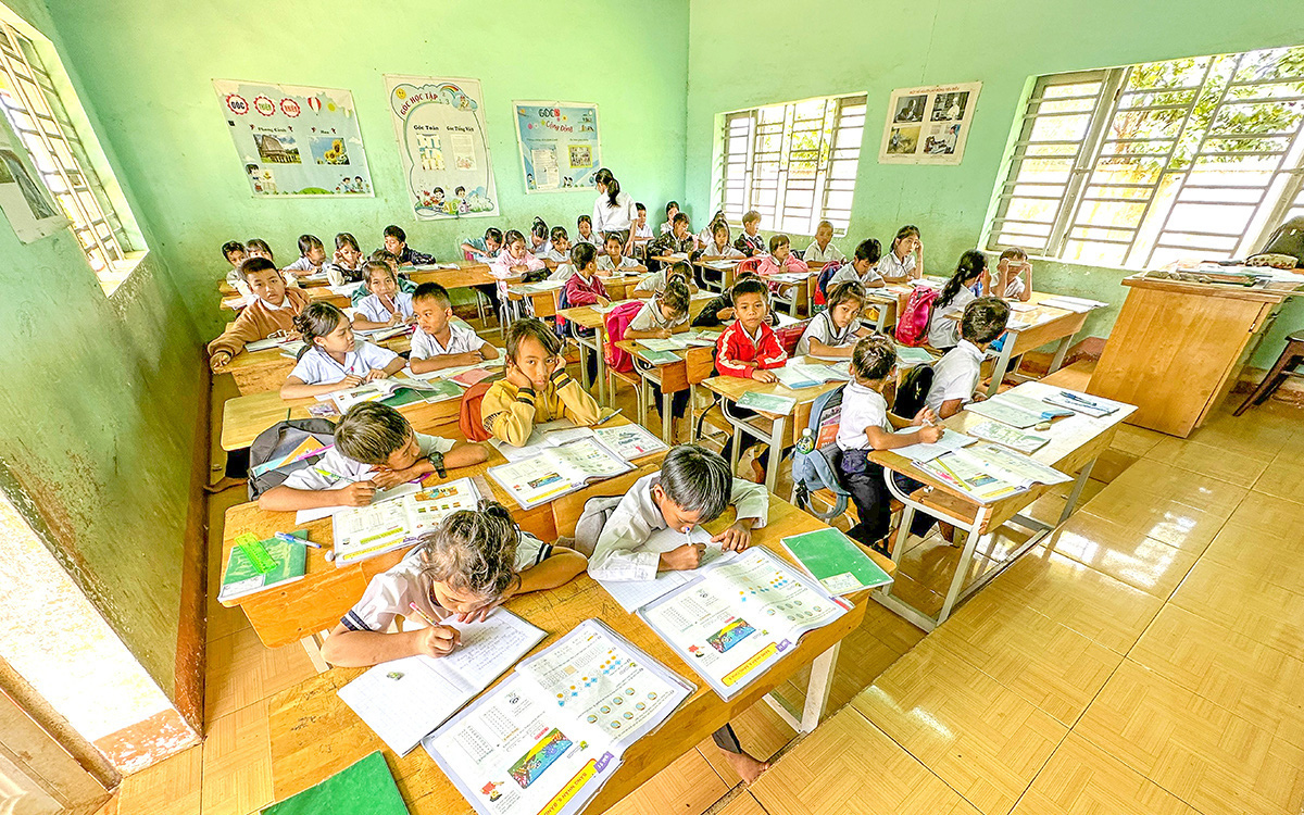 Bậc học nào, khu vực nào thiếu giáo viên nhất?- Ảnh 2. 10 năm đổi mới giáo dục vẫn thiếu trường lớp, thiết bị, giáo viên