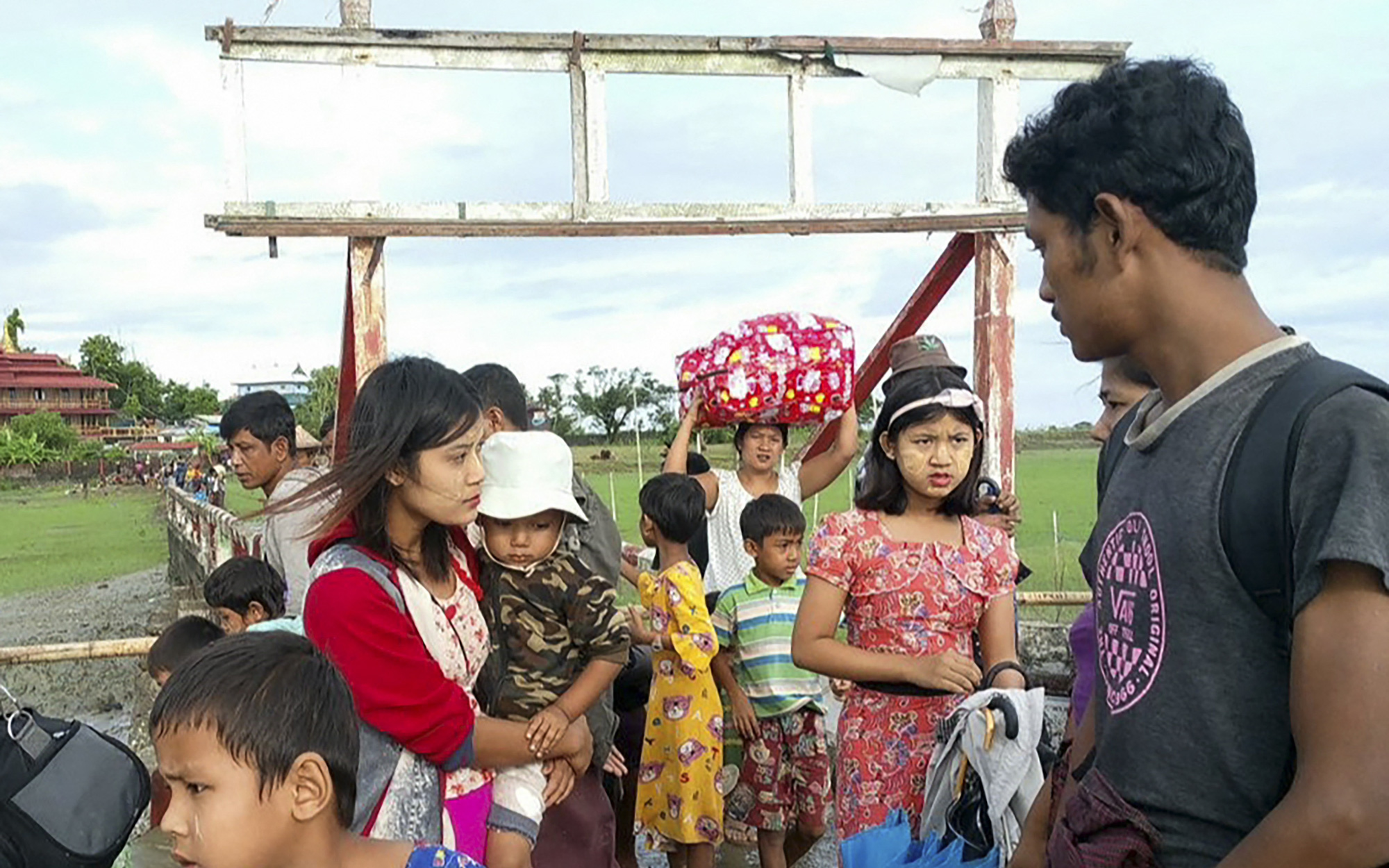 Lực lượng nổi dậy bắt giữ binh sĩ Myanmar, chiếm khu thương mại gần Trung Quốc- Ảnh 2. Trung Quốc làm trung gian ngừng bắn giữa quân đội Myanmar và lực lượng nổi dậy