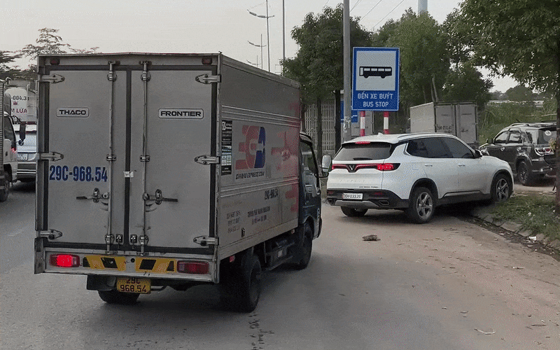 Xe máy leo vỉa hè xưa rồi, giờ ô tô cũng vượt rào