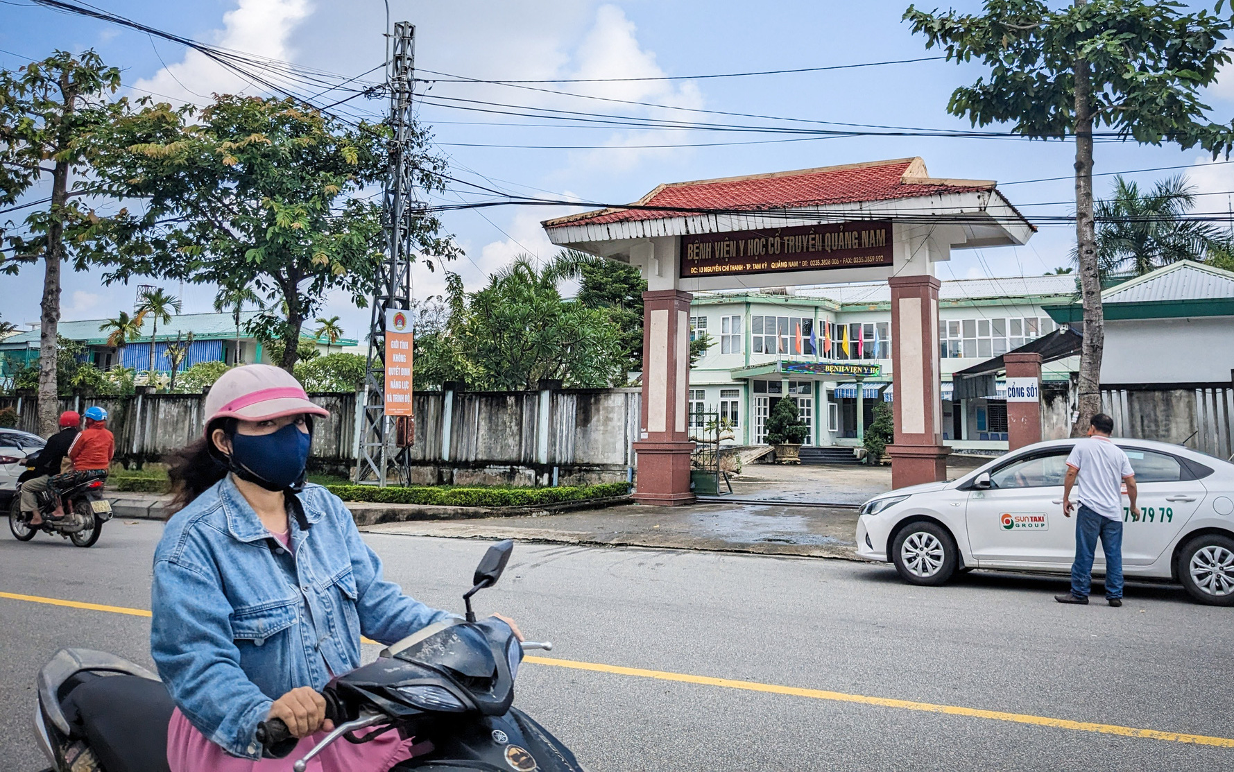 27 giảng viên Trường cao đẳng Y tế Quảng Nam ngưng dạy vì bị nợ lương- Ảnh 4. Bệnh viện nợ lương bác sĩ nửa năm, tỉnh cấp 7 tỉ giải cứu
