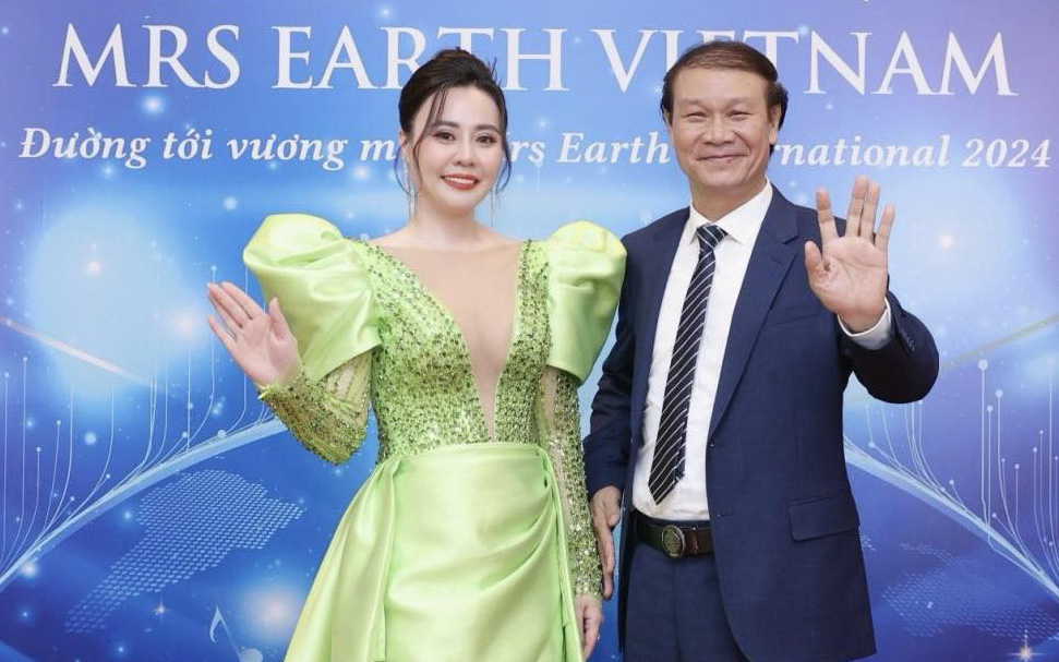 Người đẹp 9X Hà Nội Vũ Thị Hoa đăng quang Hoa hậu Quý bà Trái đất Việt Nam 2024- Ảnh 8. NSND Nguyễn Hải: Bà xã tôi mà còn đủ tuổi tôi đẩy đi thi hoa hậu ngay
