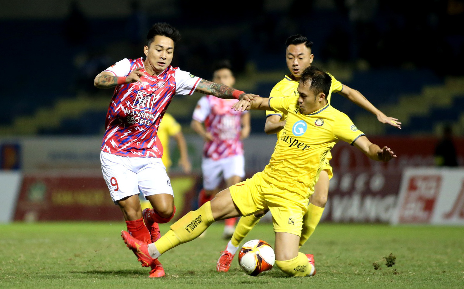 HLV Velizar Popov bị kỷ luật, mất quyền chỉ đạo tại vòng 8 V-League- Ảnh 4. HLV CLB Đông Á Thanh Hóa đặt câu hỏi cho trọng tài về tấm thẻ đỏ