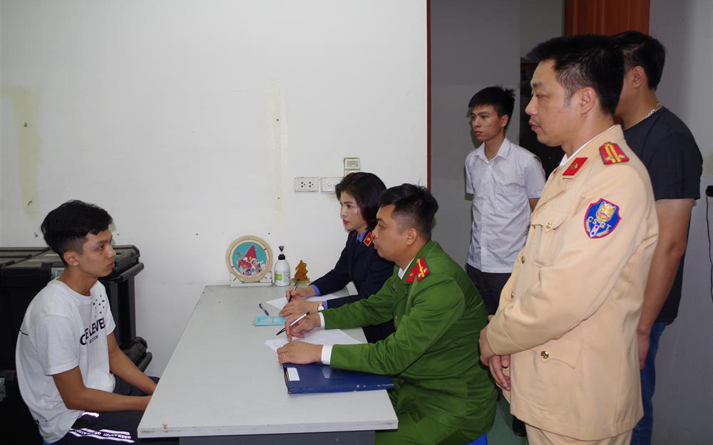 Lái ô tô ba tháng, bị thổi phạt gấp đôi 20 năm đi xe máy- Ảnh 5. Tạm giữ hình sự tài xế lái ô tô húc văng hai cảnh sát giao thông