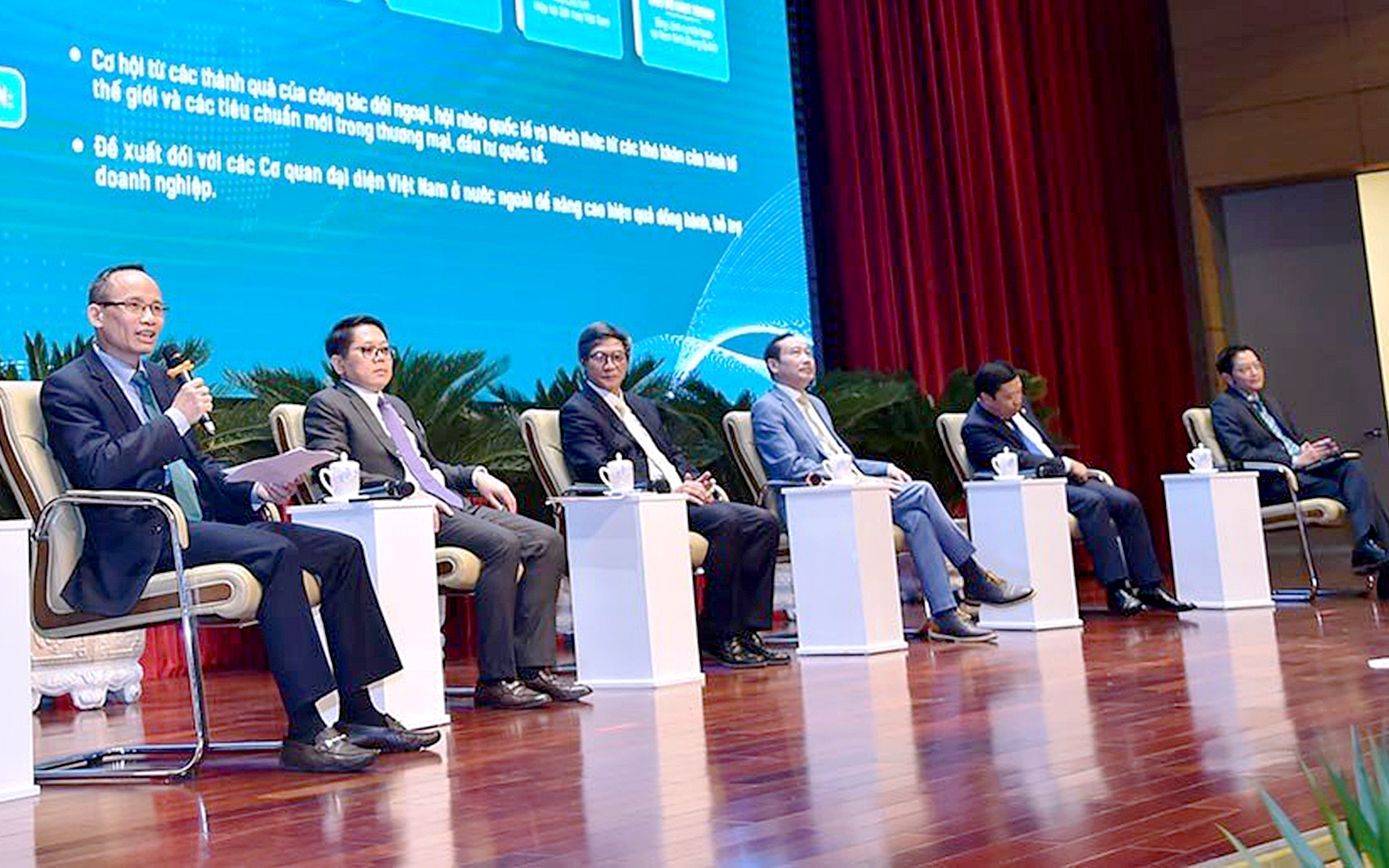 Ngoại giao kinh tế giúp thu hút FDI tăng 14,8%- Ảnh 5. Doanh nghiệp muốn là khách hàng của Bộ Ngoại giao