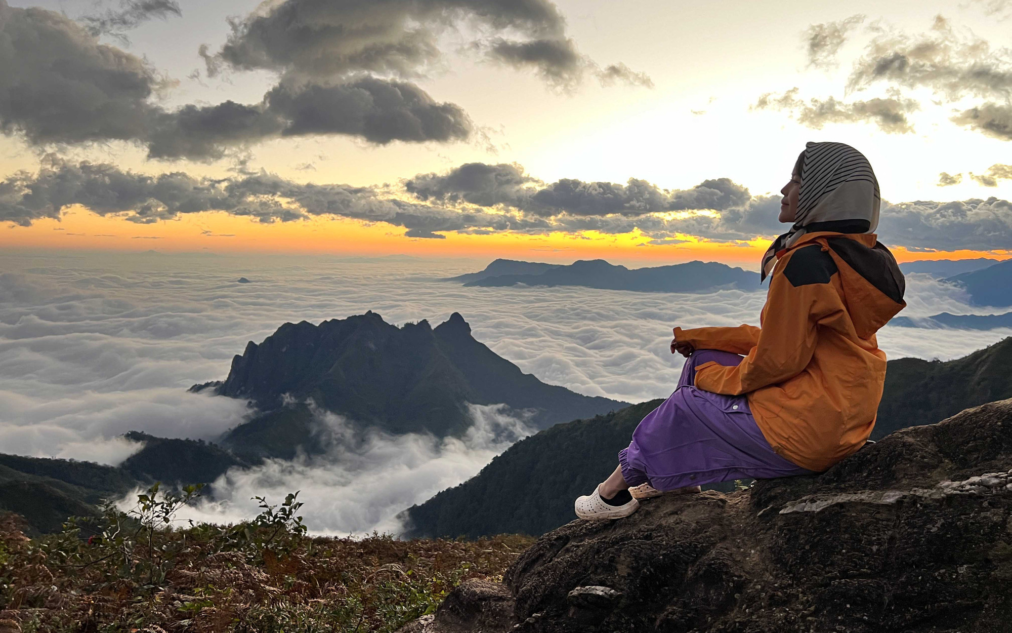 Xác minh nhóm người tổ chức đốt pháo hoa mừng sinh nhật khi leo núi- Ảnh 3. Ấn tượng tuyệt đẹp khi chinh phục "đại dương mây" trên đỉnh Ky Quan San