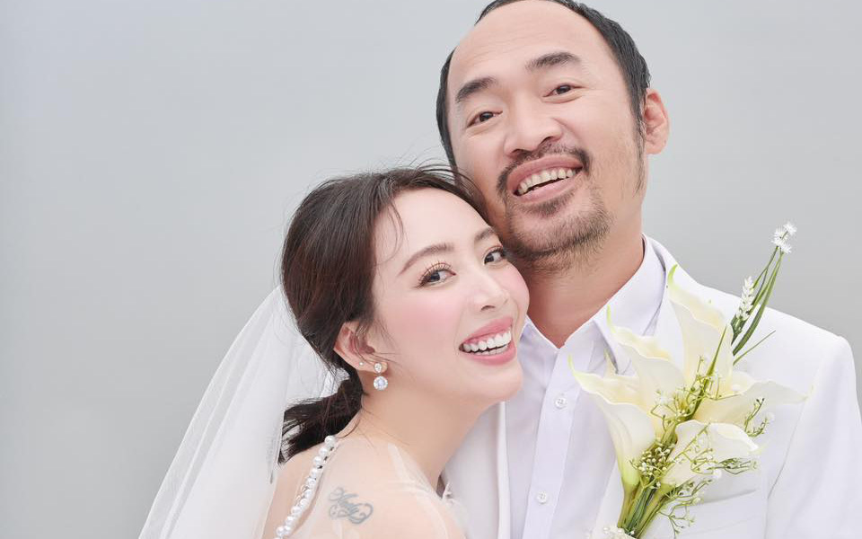 Tiến Luật cầu hôn Thu Trang bằng một chiếc bánh bao