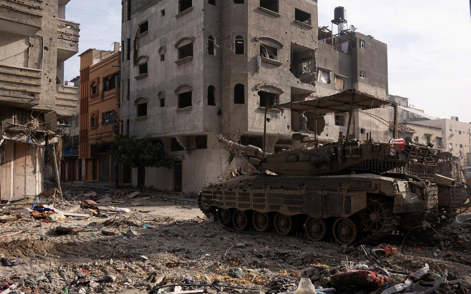 Israel chuyển hướng chiến lược, rút hàng ngàn binh sĩ ra khỏi Gaza - Ảnh 2. Israel tấn công Gaza, WHO gọi Bệnh viện Al-Shifa là