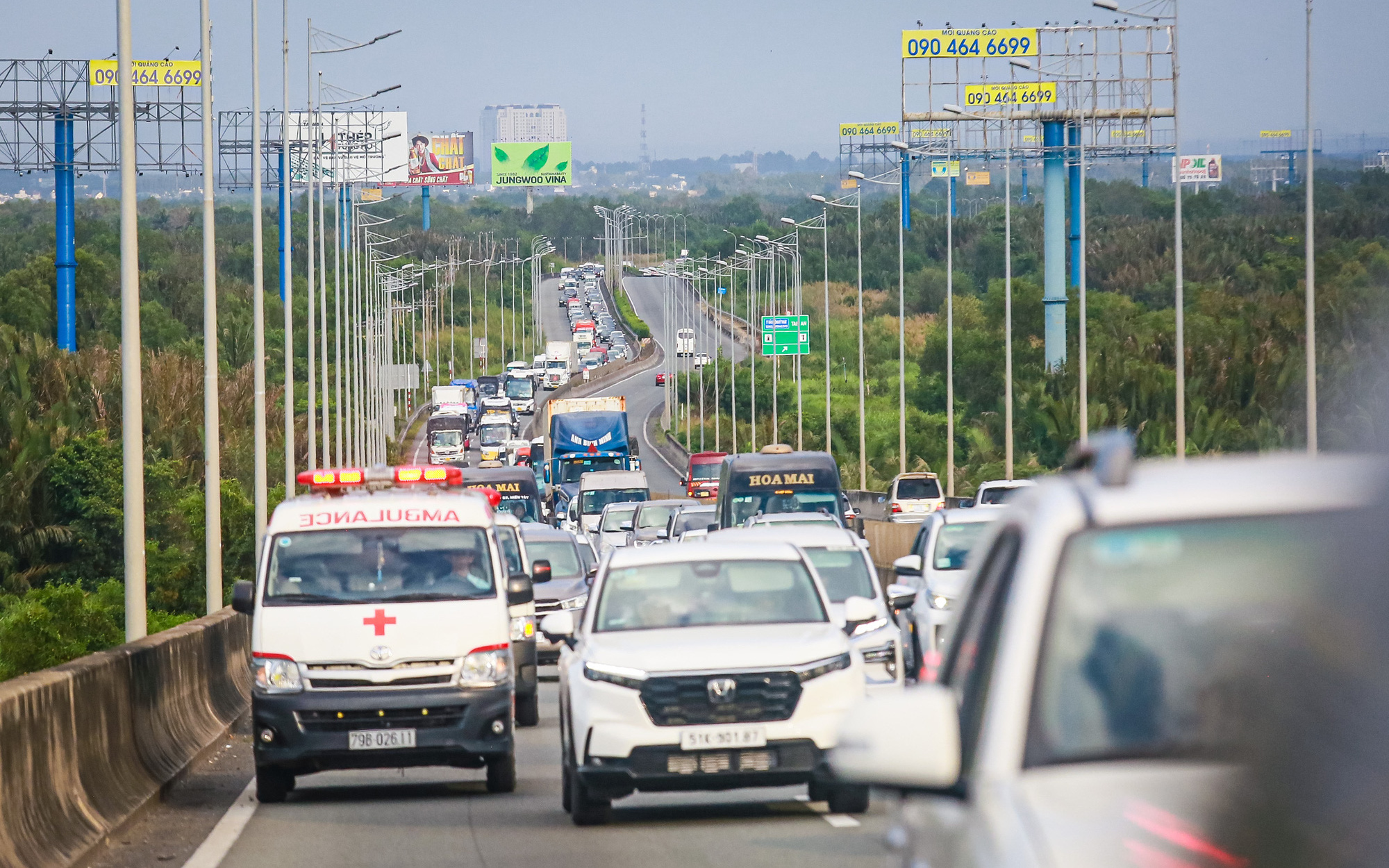 Xe xếp hàng dài trên cao tốc TP.HCM - Long Thành - Dầu Giây- Ảnh 7. Kẹt cứng cao tốc TP.HCM - Long Thành - Dầu Giây, xe cộ tìm cách qua quốc lộ 51