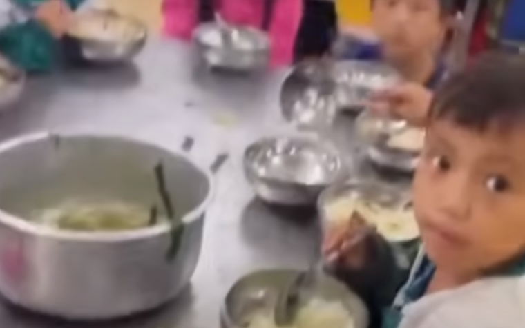 Hình ảnh 11 học sinh tiểu học ăn sáng 2 gói mì lõng bõng chan cơm là có thật- Ảnh 3. Lào Cai yêu cầu làm rõ phản ánh học sinh tiểu học phải ăn sáng mì gói lõng bõng chan cơm