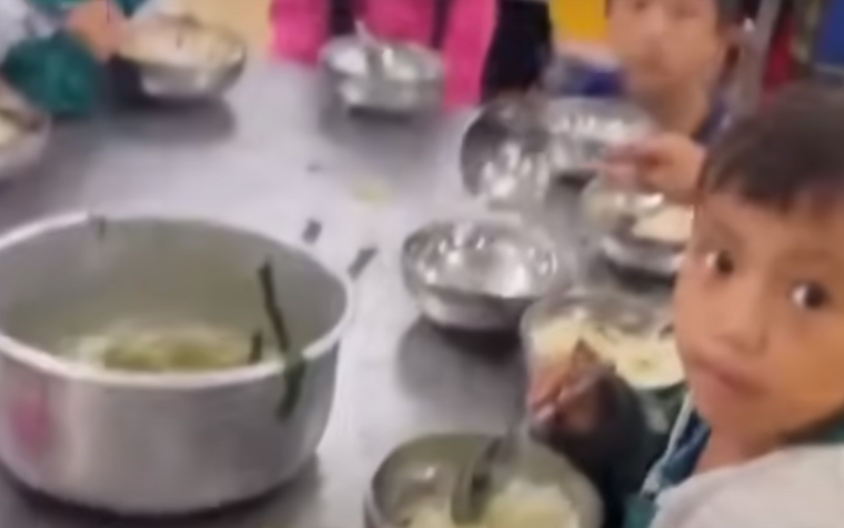 Vụ bữa ăn bán trú bị cắt xén ở Lào Cai: Khai trừ Đảng hiệu trưởng Trường tiểu học Hoàng Thu Phố 1- Ảnh 2. Tạm đình chỉ hiệu trưởng sau phản ánh học sinh tiểu học ăn sáng mì gói lõng bõng chan cơm