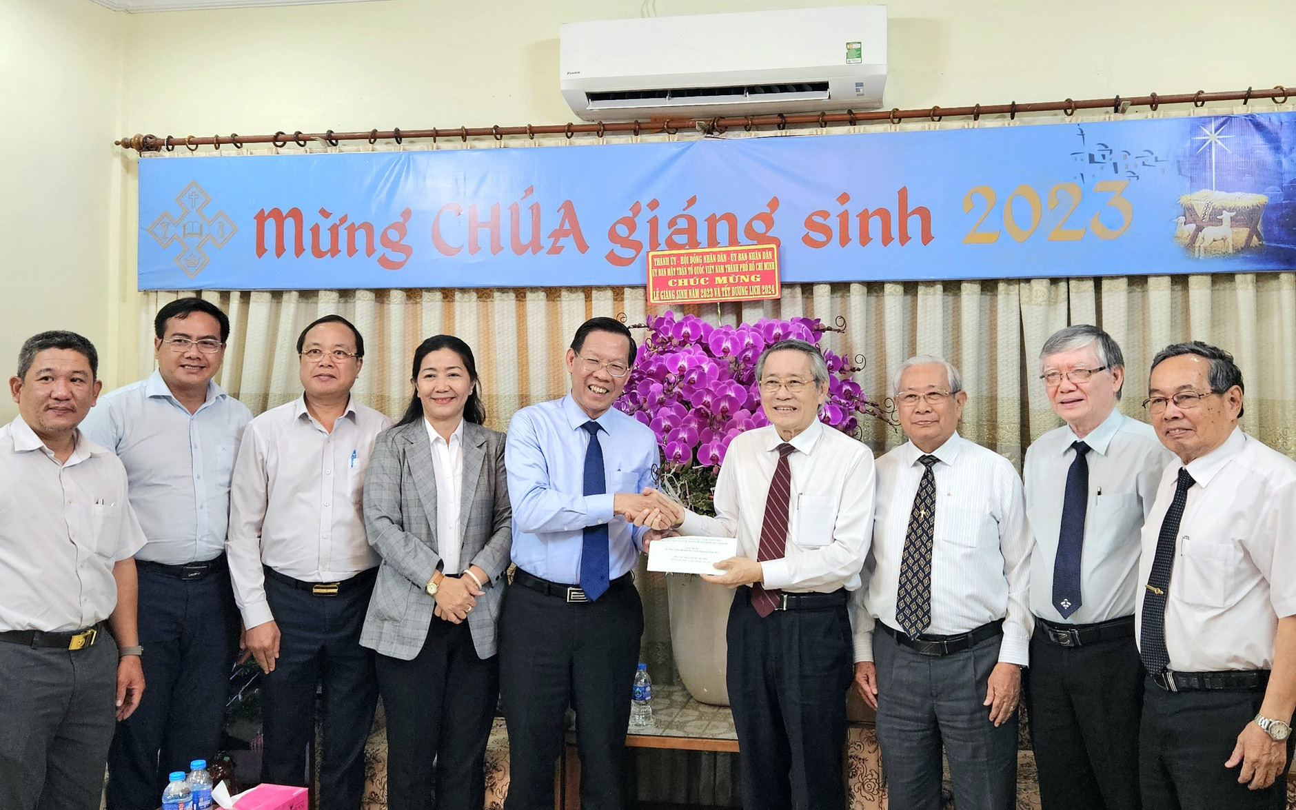 Lãnh đạo TP.HCM thăm, chúc mừng Giáo phận Mỹ Tho nhân Giáng sinh năm 2023- Ảnh 3. Lãnh đạo TP.HCM thăm cơ sở Công giáo, Tin Lành nhân Giáng sinh 2023