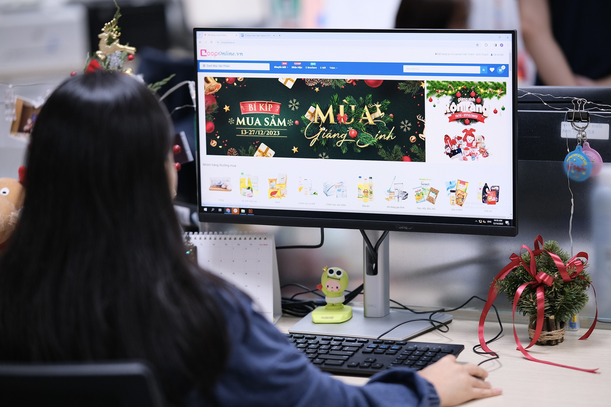 Một Gen Z đang săn hàng ưu đãi mùa Giáng sinh trên Co.op Online - Ảnh: L.C. Một Gen Z đang săn hàng ưu đãi mùa Giáng sinh trên Co.op Online - Ảnh: L.C.