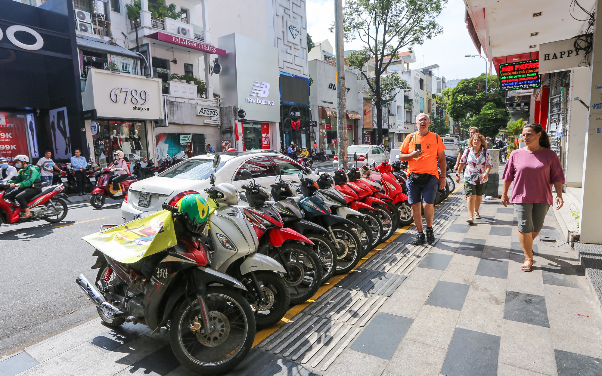 Quận 1 sắp thí điểm cho thuê vỉa hè, thực hiện trên nền tảng số- Ảnh 2. Quận 1 kẻ vạch vỉa hè để người dân đậu xe máy tự quản