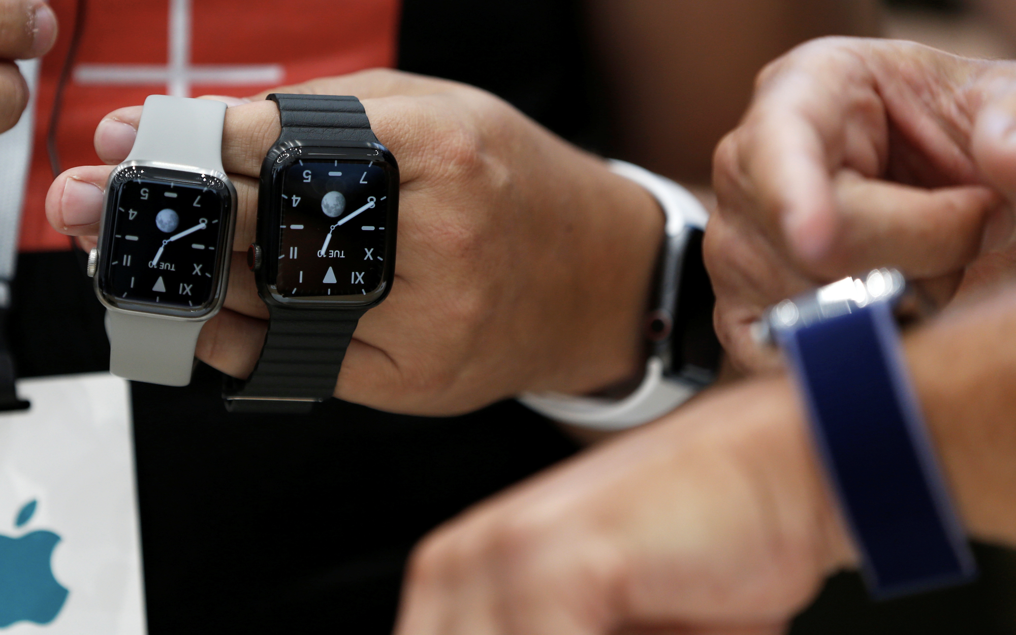 Apple tiếp tục chảy máu chất xám trầm trọng- Ảnh 2. Apple phải lo giải cứu 2 dòng Apple Watch bị cấm bán ở Mỹ