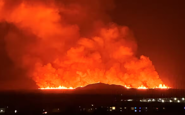 Khoan vào khoang magma núi lửa lấy siêu năng lượng- Ảnh 2. Núi lửa phun nhuộm cam một góc trời Iceland