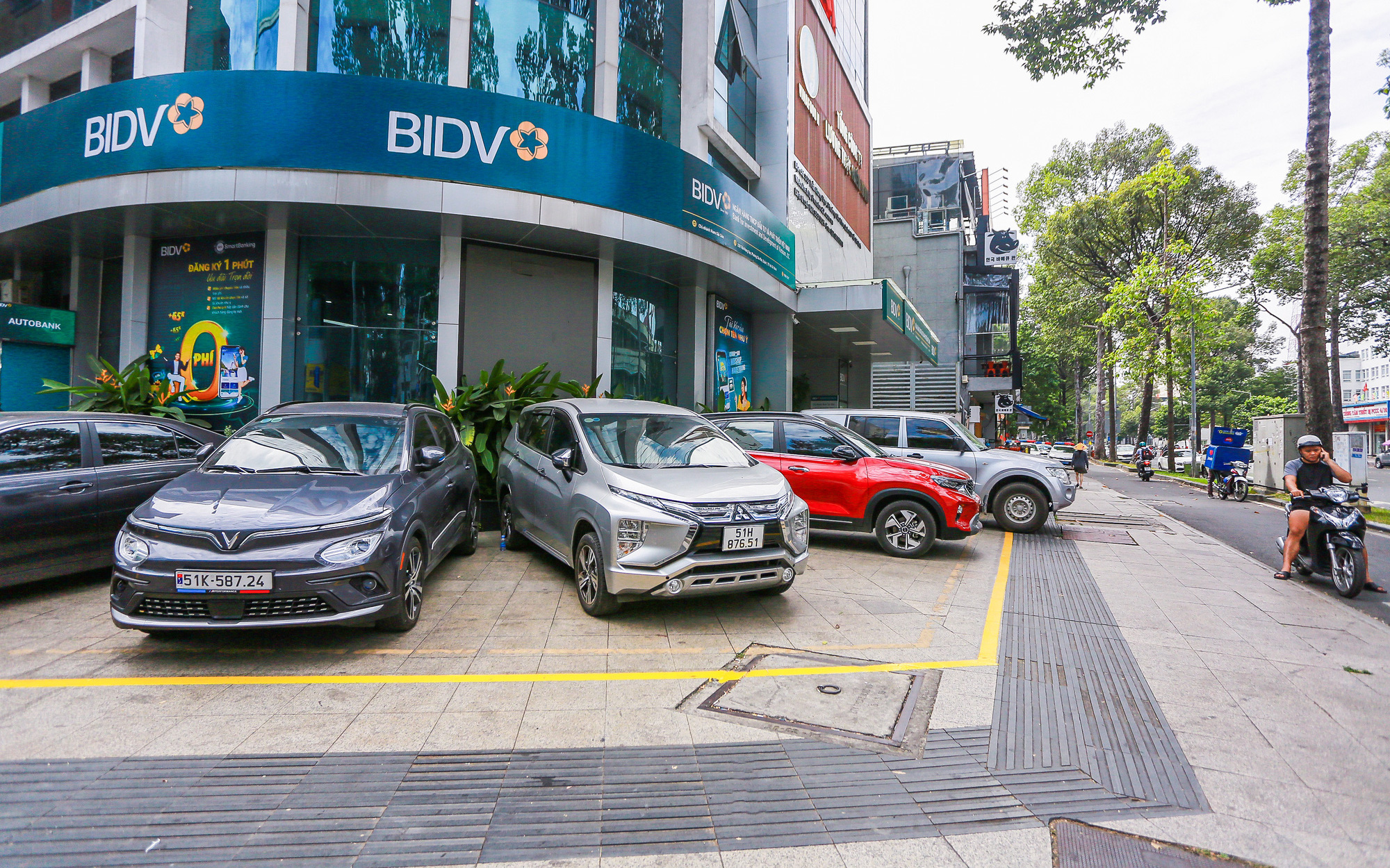 Rút ngắn thời gian 3 tháng cải tạo vỉa hè đường Điện Biên Phủ qua quận Bình Thạnh- Ảnh 3. Quận 1 chi 220 tỉ đồng để lát đá vỉa hè, mở rộng hẻm