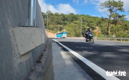 Đèo Prenn Đà Lạt hoàn thành 100%, chuẩn bị thông xe đón Tết- Ảnh 4. Trụ đèn gây tranh cãi ở đèo Prenn Đà Lạt: Cần bổ sung giải pháp an toàn cho người đi đường