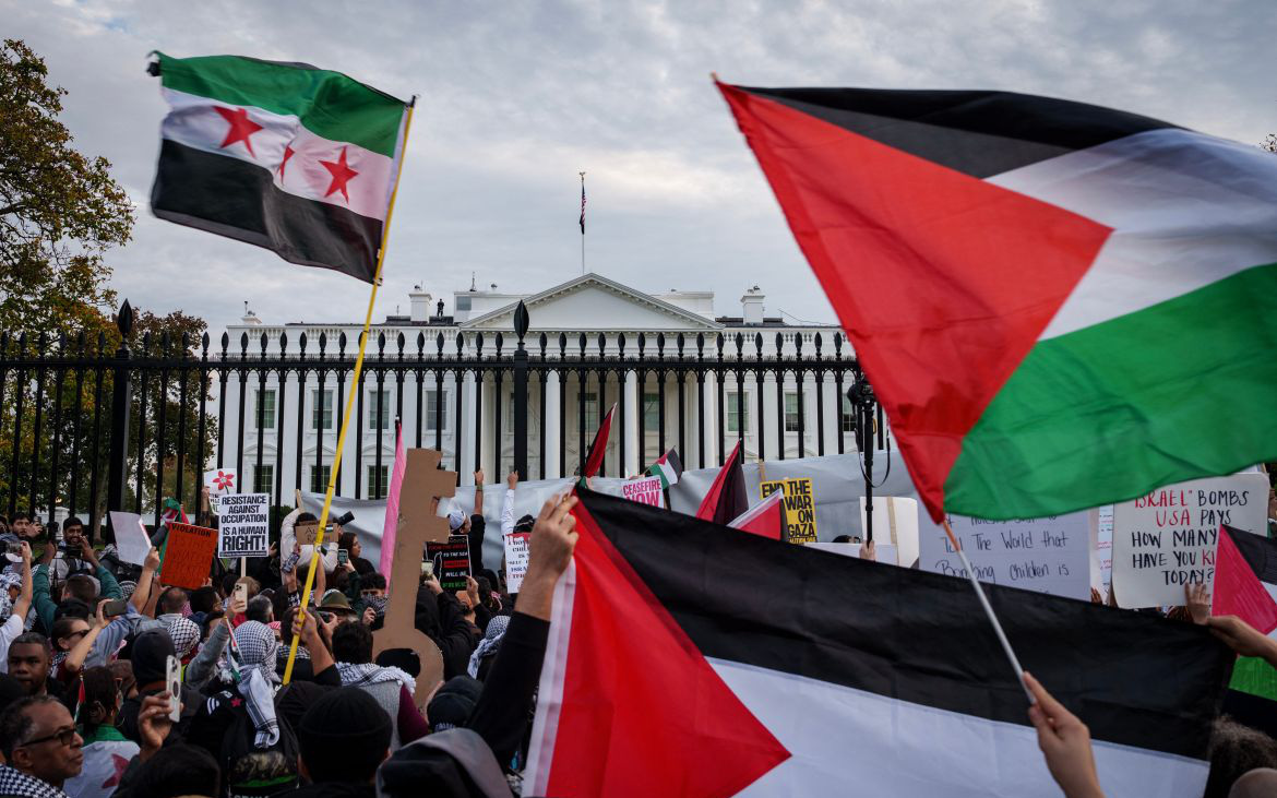Dân Indonesia, Malaysia tấn công mạng binh sĩ Israel vì ăn mừng giữa đống đổ nát ở Gaza- Ảnh 2. Người biểu tình ủng hộ Palestine tự thiêu trước lãnh sự quán Israel
