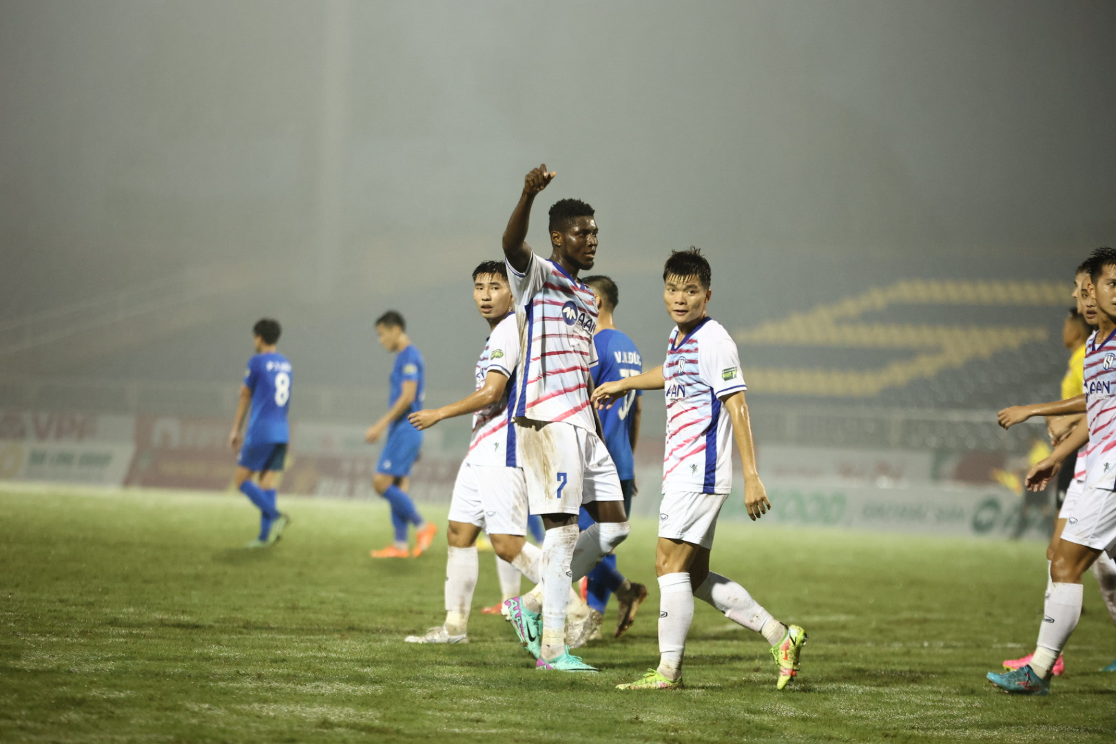 tin tức Sông Lam Nghệ An, Quảng Nam rượt đuổi kịch tính trong trận