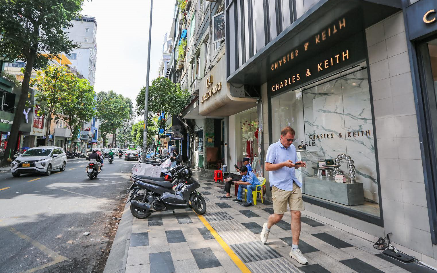 Thu phí vỉa hè ở TP.HCM: Mong sớm có hướng dẫn cụ thể- Ảnh 2. 10 ngày nữa, TP.HCM sẽ thu phí sử dụng vỉa hè