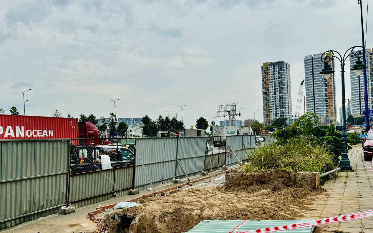 Thi công nút giao An Phú: Sao nhiều lô cốt dựng lên rồi không làm?- Ảnh 5. Nút giao An Phú: Yêu cầu dỡ rào chắn khu vực chưa thi công