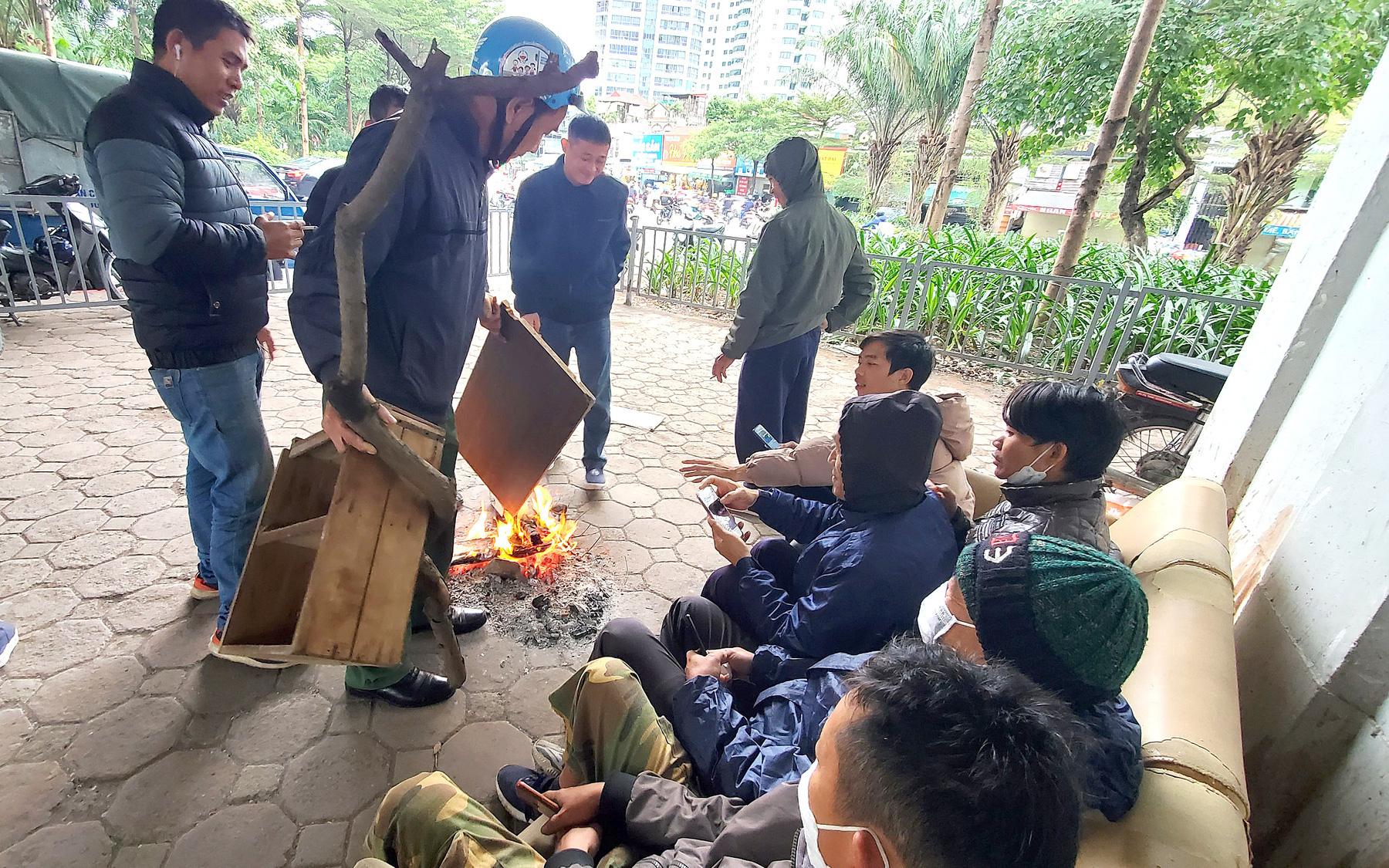 Hà Nội những đêm trở rét, thêm khổ trăm bề cho người chăm bệnh- Ảnh 9. Cuối năm "chợ người" đốt lửa chờ việc