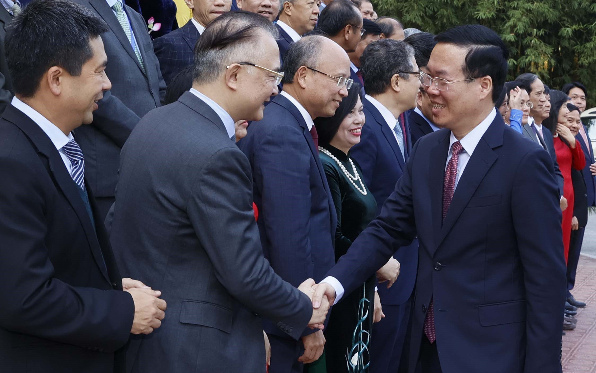 Chủ tịch nước Võ Văn Thưởng giao nhiệm vụ cho 18 đại sứ mới- Ảnh 3. Chủ tịch nước phong hàm đại sứ cho 20 nhà ngoại giao