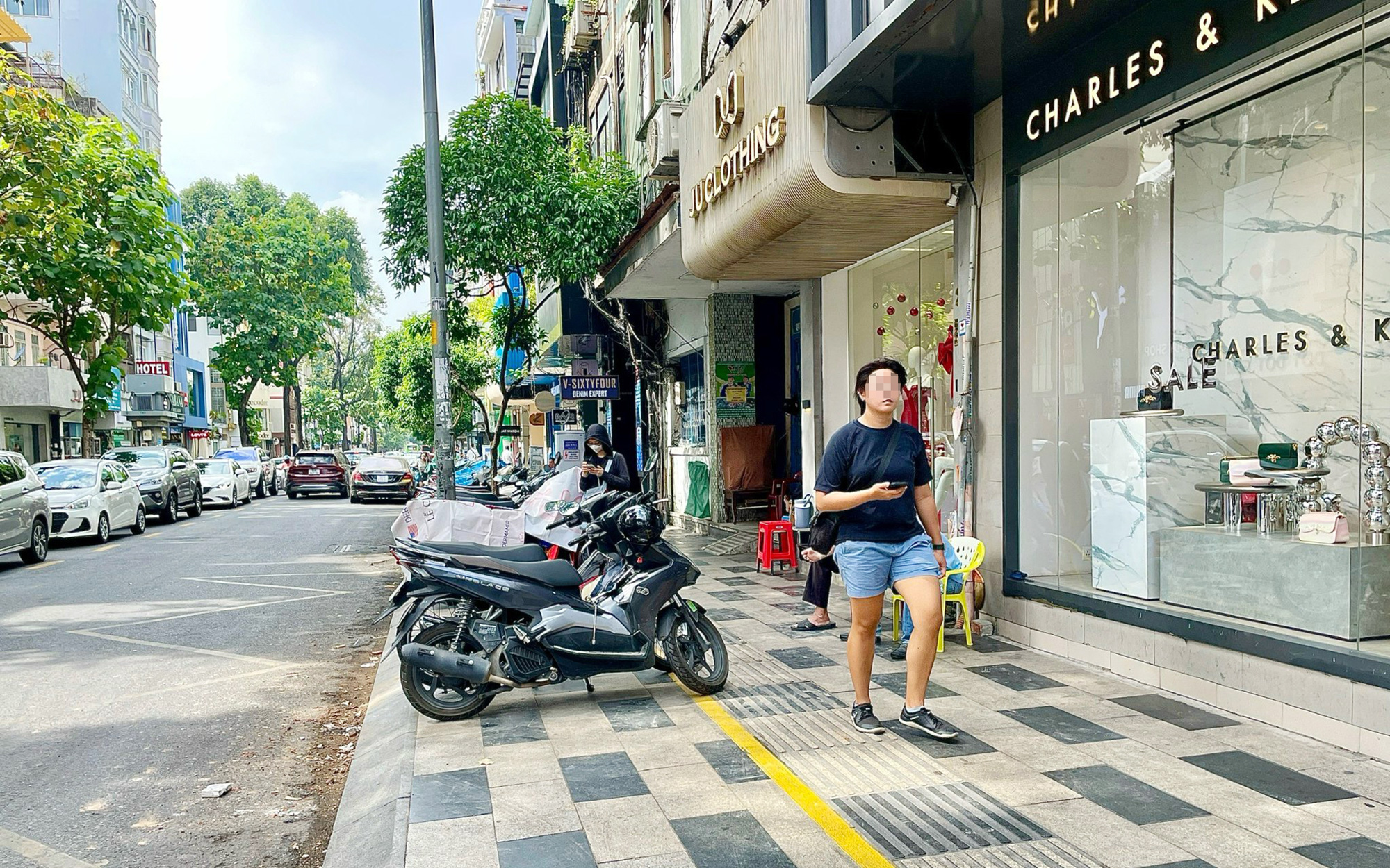 Thu phí vỉa hè, đừng quên những cuộc mưu sinh nơi hẻm nhỏ- Ảnh 2. Thu phí vỉa hè ở TP.HCM: Mong sớm có hướng dẫn cụ thể