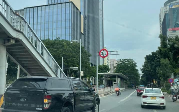 Lần đầu tiên Hà Nội có tuyến đường dành riêng cho xe đạp- Ảnh 3. Vì sao Hà Nội tháo dỡ biển "làn đường dành riêng BRT"?