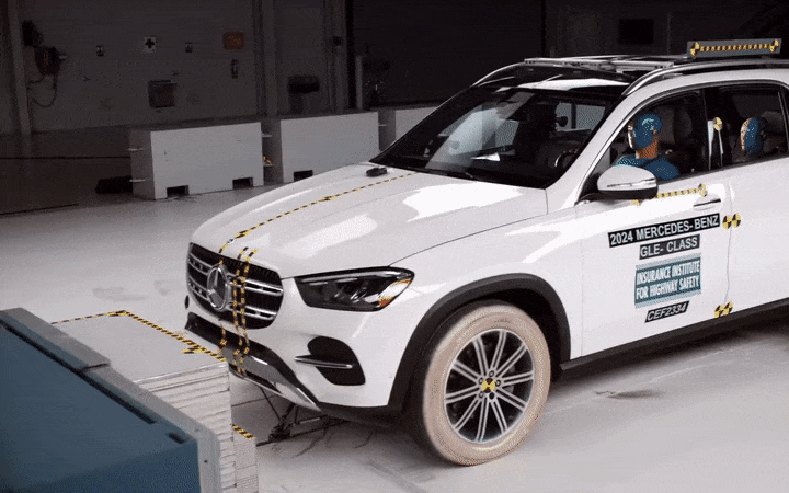 Volvo bán nhiều xe kỷ lục, XC60 vẫn đang gánh doanh số- Ảnh 3. SUV sang chật vật thử nghiệm an toàn: Chỉ Volvo XC60 thành công, GLE, X3 còn cần cải thiện
