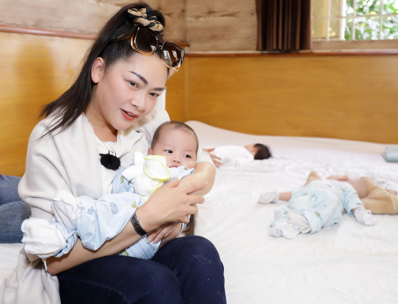 孤児たちと演奏する歌手ヌー・クイン - 写真: NVCC