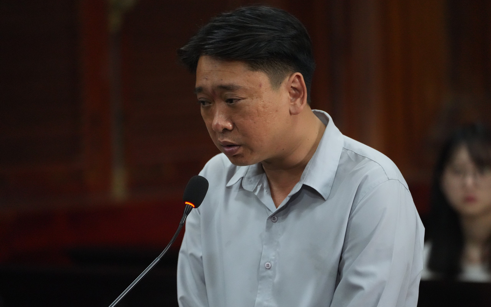 Trưởng ban quản lý chung cư Carina nhận 8 năm tù- Ảnh 2. Trưởng ban quản lý chung cư Carina cúi đầu xin lỗi toàn thể cư dân