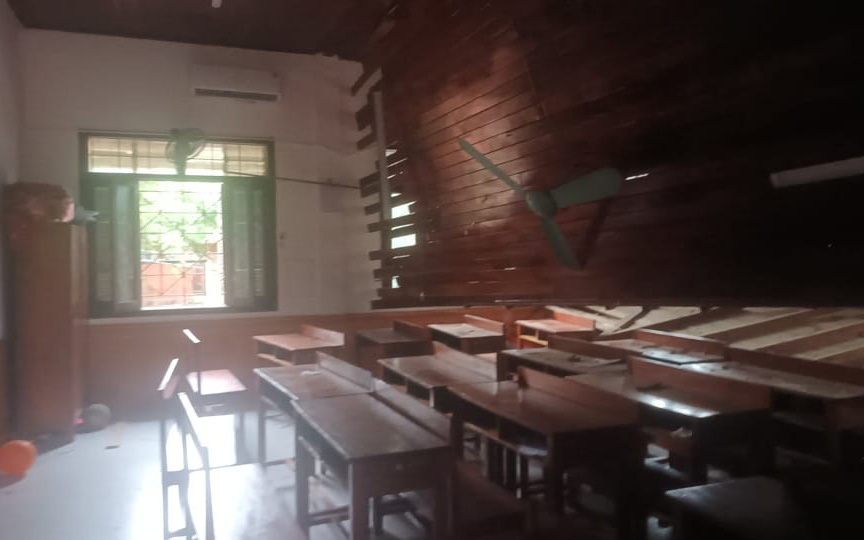 Chuyển nữ sinh bị thương do trần gỗ sập ra Hà Nội cứu chữa- Ảnh 4. Sập trần gỗ lớp học, ít nhất hai học sinh bị thương