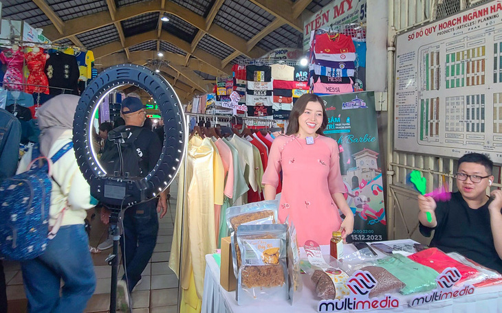 Chợ Bến Thành chốt hơn 18.200 đơn nhờ livestream bán hàng- Ảnh 2. Livestream tại chợ: Cần chiến lược dài hơi