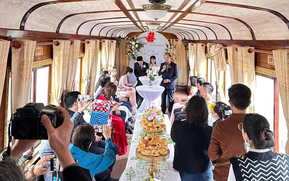 Cà phê trên phố coi sương, coi mây như người Đà Lạt chính hiệu- Ảnh 6. Độc đáo tiệc cưới tổ chức trên tàu cổ tuyến Đà Lạt - Trại Mát