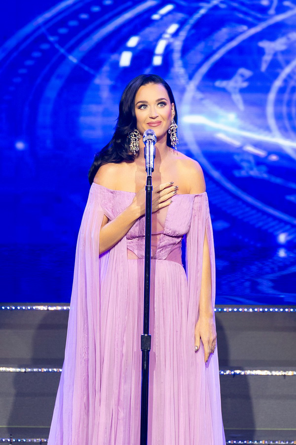 Katy Perry mặc trang phục của nhà thiết Công Trí tại lễ trao giải VinFuture- Ảnh 2.