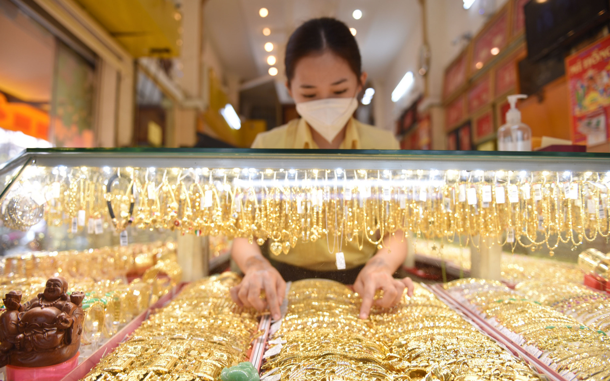 CẬP NHẬT: Giá vàng miếng SJC tăng nhanh, giảm nhanh, hiện ở mức 79,2 triệu đồng/lượng- Ảnh 3. Người dân đổ xô bán, giá vàng miếng SJC rơi khỏi ngưỡng 77 triệu đồng/lượng