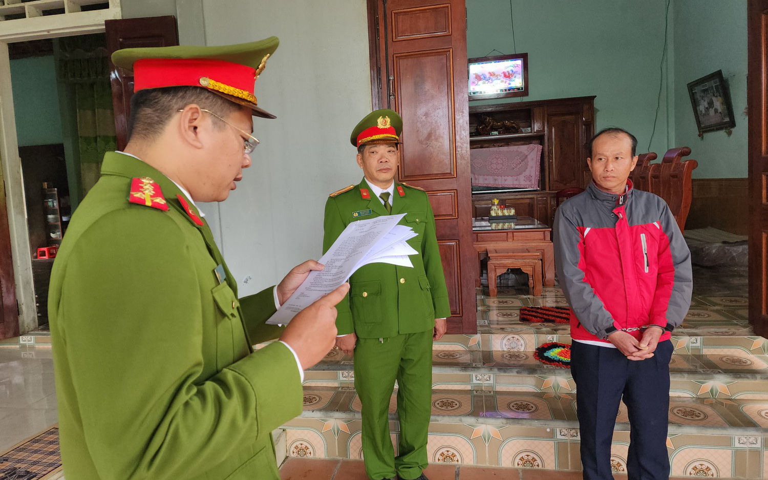 Cấp sổ đỏ trên hồ sơ giả: Ngân hàng thiệt hại khi nhận thế chấp?- Ảnh 2. Công an cảnh báo 'chiêu' nhận diện sổ đỏ giả