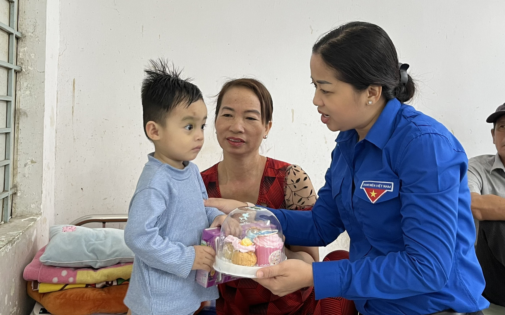 Tiếp tục đem trung thu đến sớm với bệnh nhi ung thư - Ảnh 3.