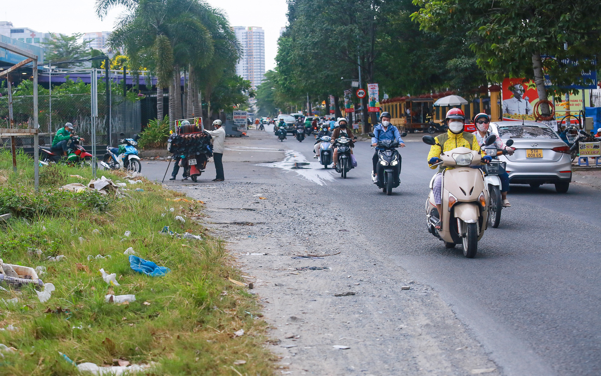 UBND TP.HCM đã có chỉ đạo, rào vẫn cắt ngang đường, ngăn 2 khu đô thị ở Thủ Đức- Ảnh 3. Hàng trăm dự án chưa bàn giao ở TP Thủ Đức: Đường hư hỏng, địa phương tìm vốn duy tu