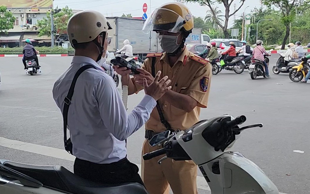 TP.HCM yêu cầu công an cung cấp danh sách cán bộ vi phạm nồng độ cồn để kiểm điểm- Ảnh 3. TP.HCM nghiêm cấm cán bộ can thiệp xử lý nồng độ cồn