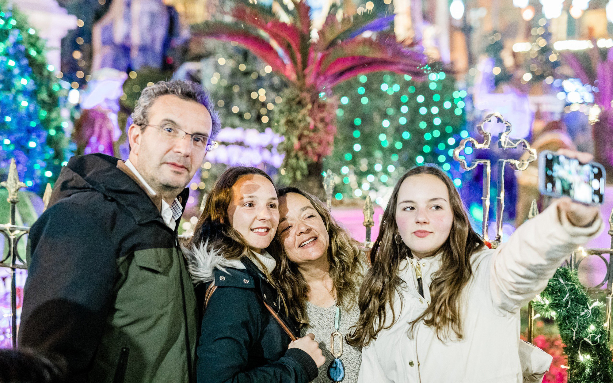 Mua sắm Noel: Chỉ mua hàng thiết yếu, giảm giá- Ảnh 7. Người dân tưng bừng đổ ra đường trước đêm Giáng sinh