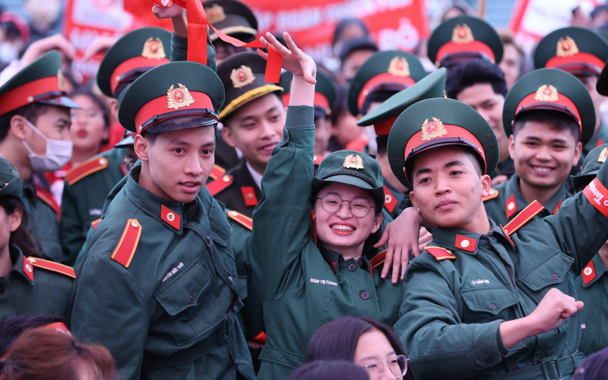 Vượt giá lạnh, hàng ngàn bạn trẻ xếp hàng hiến máu cứu người - Ảnh 4.