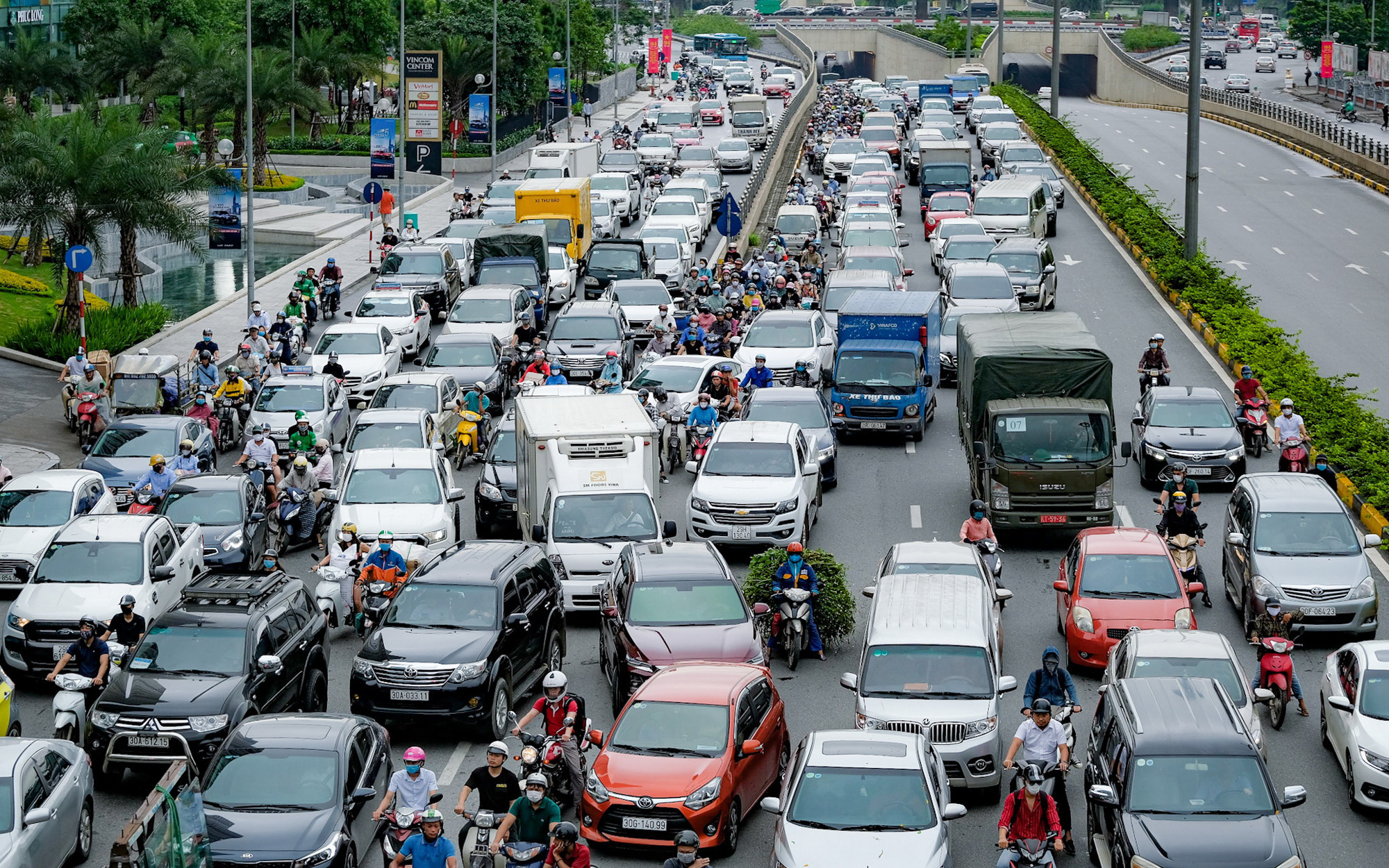 Có nên thu phí khí thải ô tô, xe máy?