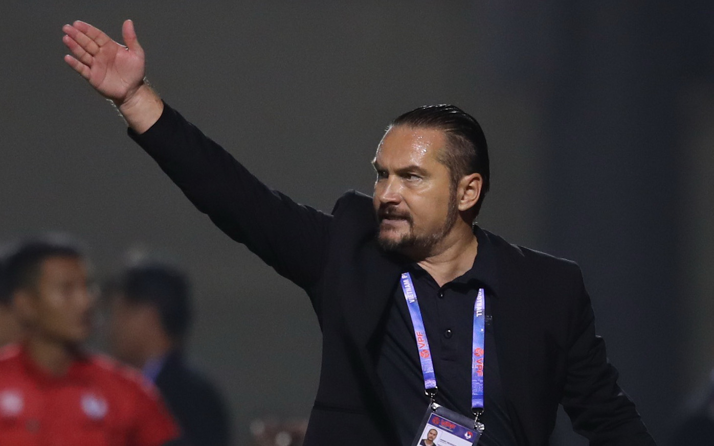 HLV Velizar Popov lần đầu bị kỷ luật tại V-League 2023 - 2024