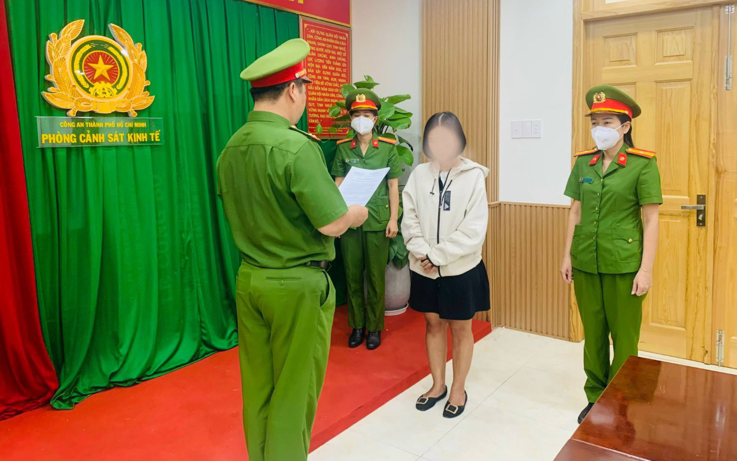 Bắt hai cựu cán bộ Ngân hàng PVcombank tham ô cả tỉ đồng- Ảnh 2. Nguyên giám đốc một phòng giao dịch ngân hàng ở Thủ Đức bị khởi tố tội tham ô